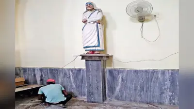 रांची : मदर टेरेसा की प्रतिमा के सामने तेलेस्फोर पी टोप्पो ने अपने लिए बनवायी थी कब्र