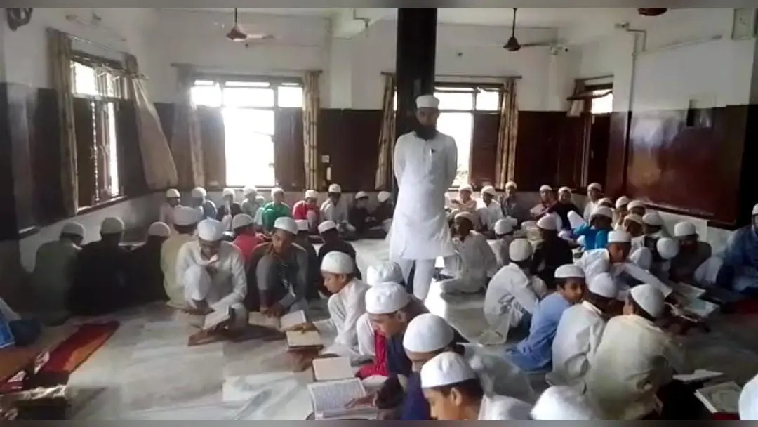 गोरखपुर में भारी सुरक्षा के बीच मदरसों का सर्वे शुरू, रिपोर्ट के आधार पर शासन स्तर से होगा आगे का फैसला