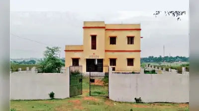 मधुपुर में नियमित नहीं खुलते कई हेल्थ एंड वेलनेस सेंटर, सामुदायिक स्वास्थ्य अधिकारी उठा रहे इंसेंटिव