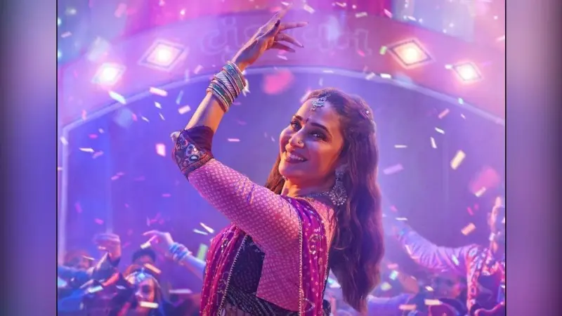 Maja Ma Song: माधुरी दीक्षित ने गरबा पर किया झूमकर डांस, रिलीज होते ही वायरल हुआ ‘धक धक गर्ल’ का ये गाना