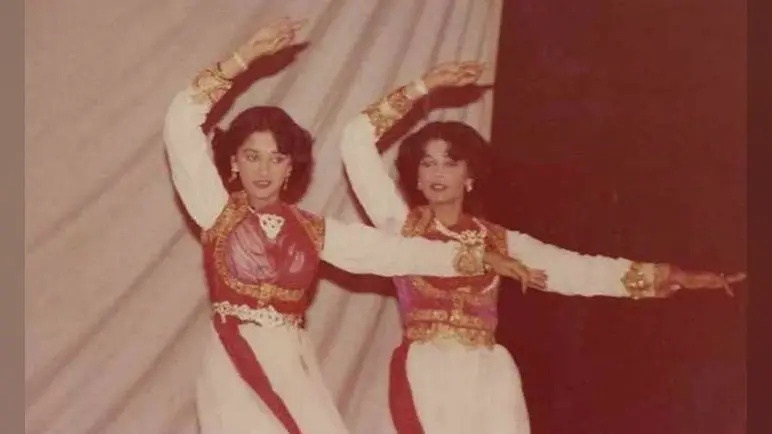 Madhuri Dixit ने शेयर की बहन संग पुरानी तसवीर, पहचानना हुआ मुश्किल, फैंस पूछ रहे ऐसा सवाल