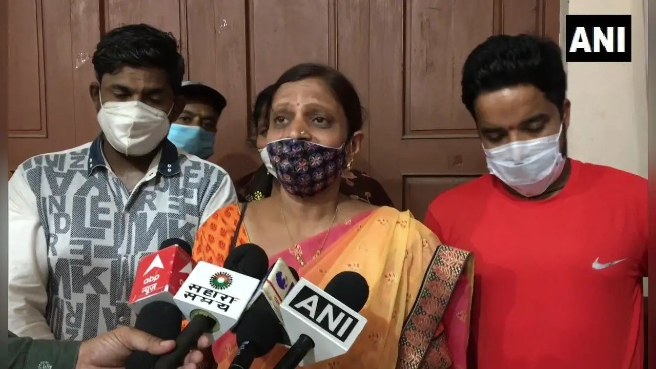 इंदौर में वैक्सीनेशन सेंटर पर भाजपा की नेता ने मनाया अपना जन्मदिन, सोशल मीडिया पर वीडियो वायरल पर मांगी माफी