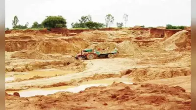 मैनपुरी में बेखौफ खनन माफिया, नायब तहसीलदार व टीम को ट्रैक्टर से रौंदने की कोशिश, तलाश में जुटी पुलिस