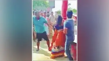 महिला की पिलर से बांध की पिटाई, वीडियो वायरल होने पर दर्ज हुई प्राथमिकी