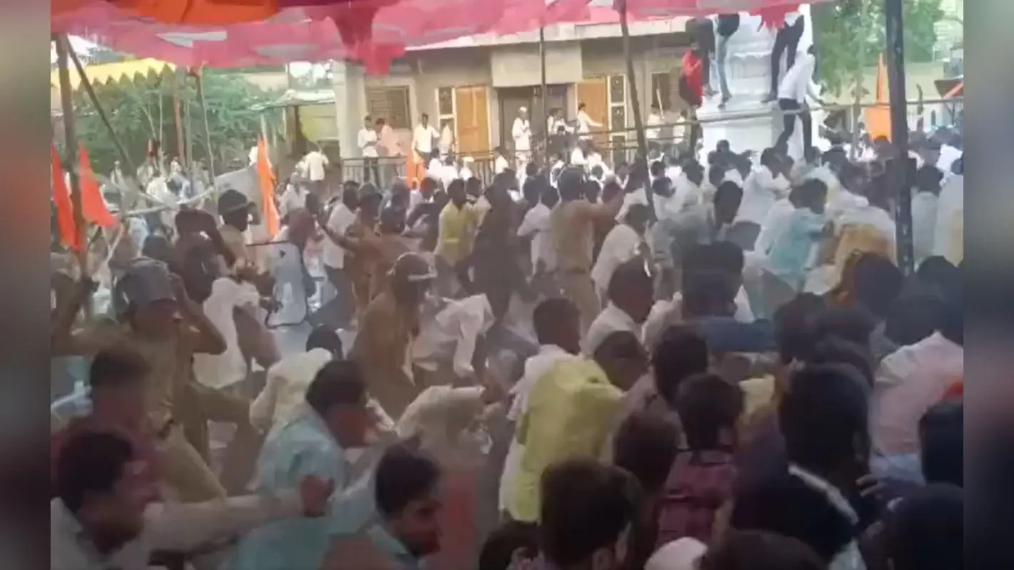 Maharashtra News: आरक्षण की आग में झुलस रहा महाराष्ट्र! 360 लोगों के खिलाफ FIR, पुलिसिया कार्रवाई पर भी सवाल