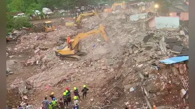 महाराष्ट्र : ताश के पत्तों की तरह ढह गई महज दस साल पुरानी इमारत, वीडियो वायरल, दो की मौत