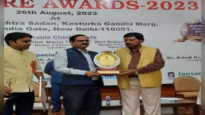 रामदास आठवले और मनोज तिवारी ने 50 से अधिक लोगों को सिग्नेचर अवार्ड 2023 से किया सम्मानित