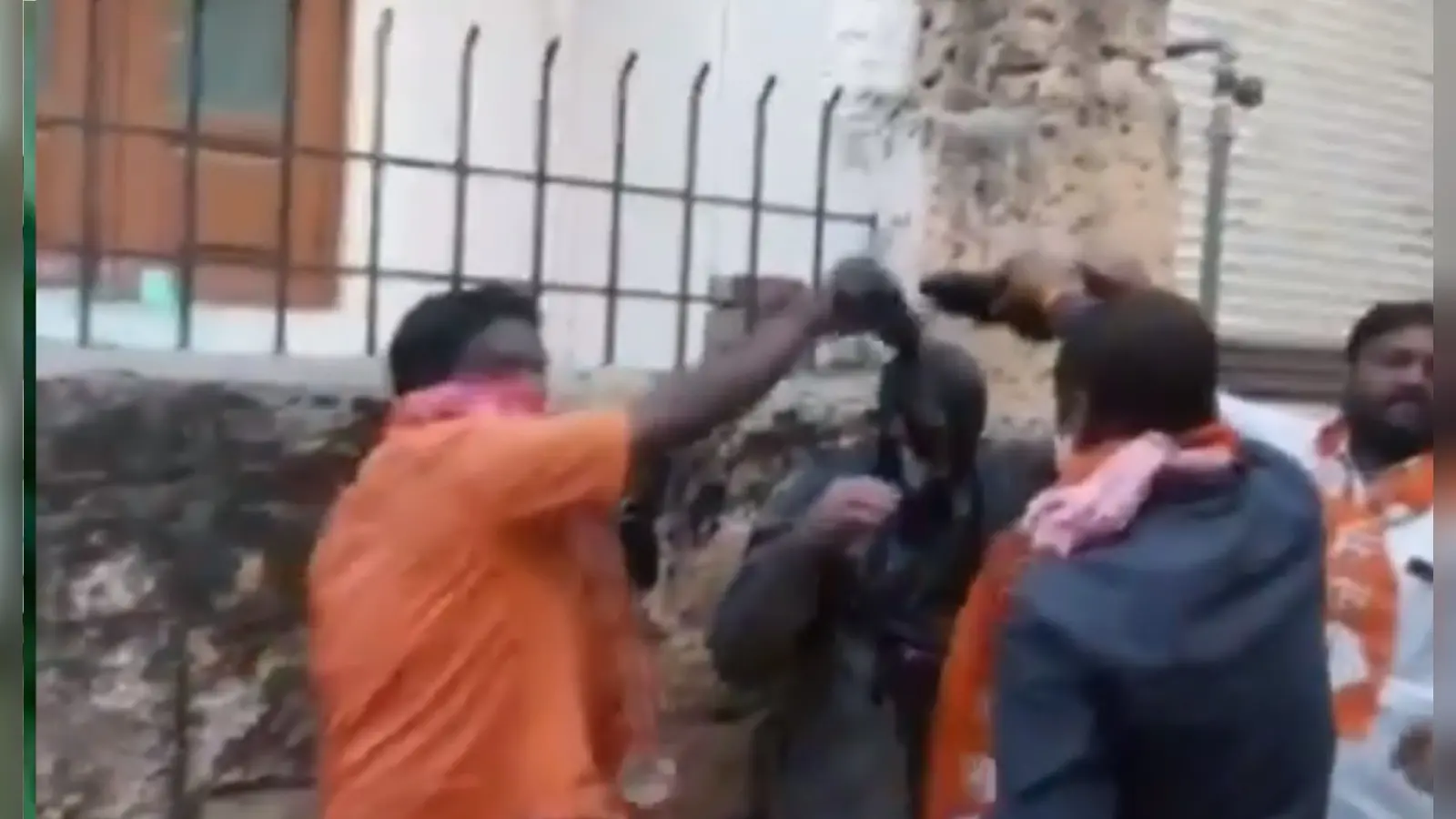 Viral Video : शिवसैनिकों ने भाजपा नेता को स्याही से नहलाया, मारपीट के बाद जबरन पहनायी साड़ी और चूड़ी