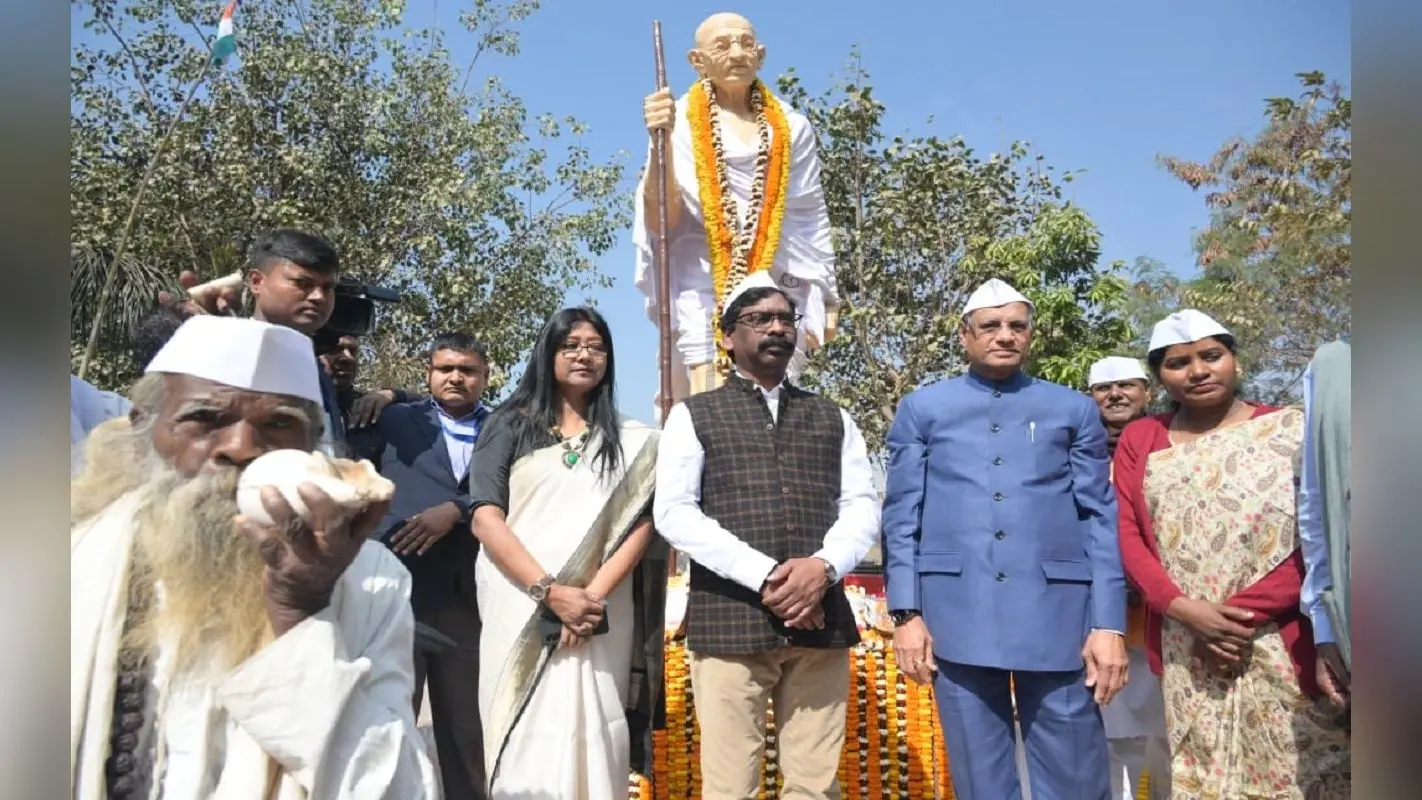 महात्मा गांधी की पुण्यतिथि:राज्यपाल रमेश बैस व सीएम हेमंत सोरेन ने रांची में चलाया चरखा, बापू को ऐसे किया याद