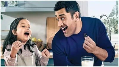 महेंद्र सिंह धौनी की बेटी जीवा ने शूट किया अपना पहला एड, पापा के साथ एड वर्ल्ड में की एंट्री