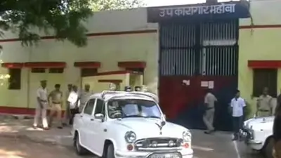 UP Police: महोबा में पेशी पर जाते समय बंदी ने किया फेसबुक LIVE, दुश्मनों को दी धमकी, तीन पुलिसकर्मी निलंबित