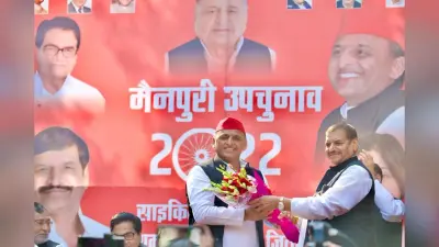 Mainpuri By-Election: मैनपुरी में एक मंच पर आये अखिलेश यादव-शिवपाल यादव, अखिलेश ने छुए चाचा के पैर
