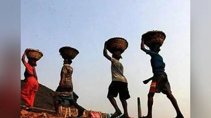 लॉकडाउन में मजदूर नहीं मिले, तो देसी जुगाड़ से बना डाली बालू चालने की मशीन