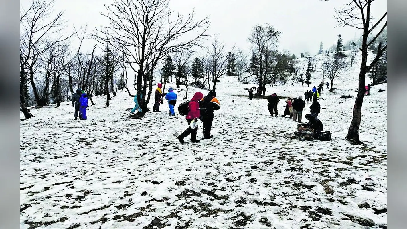 Honeymoon Destinations: सर्दियों में हनीमून के लिए बहुत रोमांटिक हैं ये डेस्टिनेशंस, जानें खर्च की डिटेल