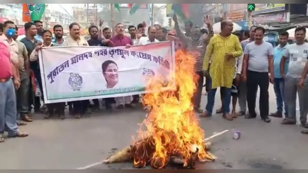 मालदा में बूथ एजेंट बनकर पंचायत प्रधान ने वोटर्स को किया प्रभावित, संयुक्त मोर्चा का आरोप