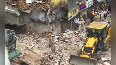 वाराणसी में अवैध ढंग से बना चार मंजिला भवन ध्वस्त, पखवारे भर पहले ईंट गिरने से युवती की गई थी जान