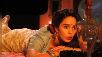 Mallika Sherawat को फैन ने किया शादी के लिए प्रपोज, मैरून ड्रेस में बेहद ग्लैमरस दिखीं हसीना
