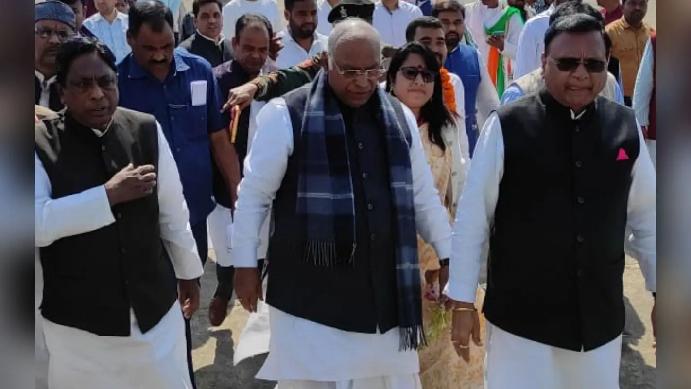 अदाणी के बहाने मल्लिकार्जुन ने पीएम मोदी पर साधा निशाना, कहा- ढाई साल में 13 गुणा बढ़ी एक व्यक्ति की संपत्ति