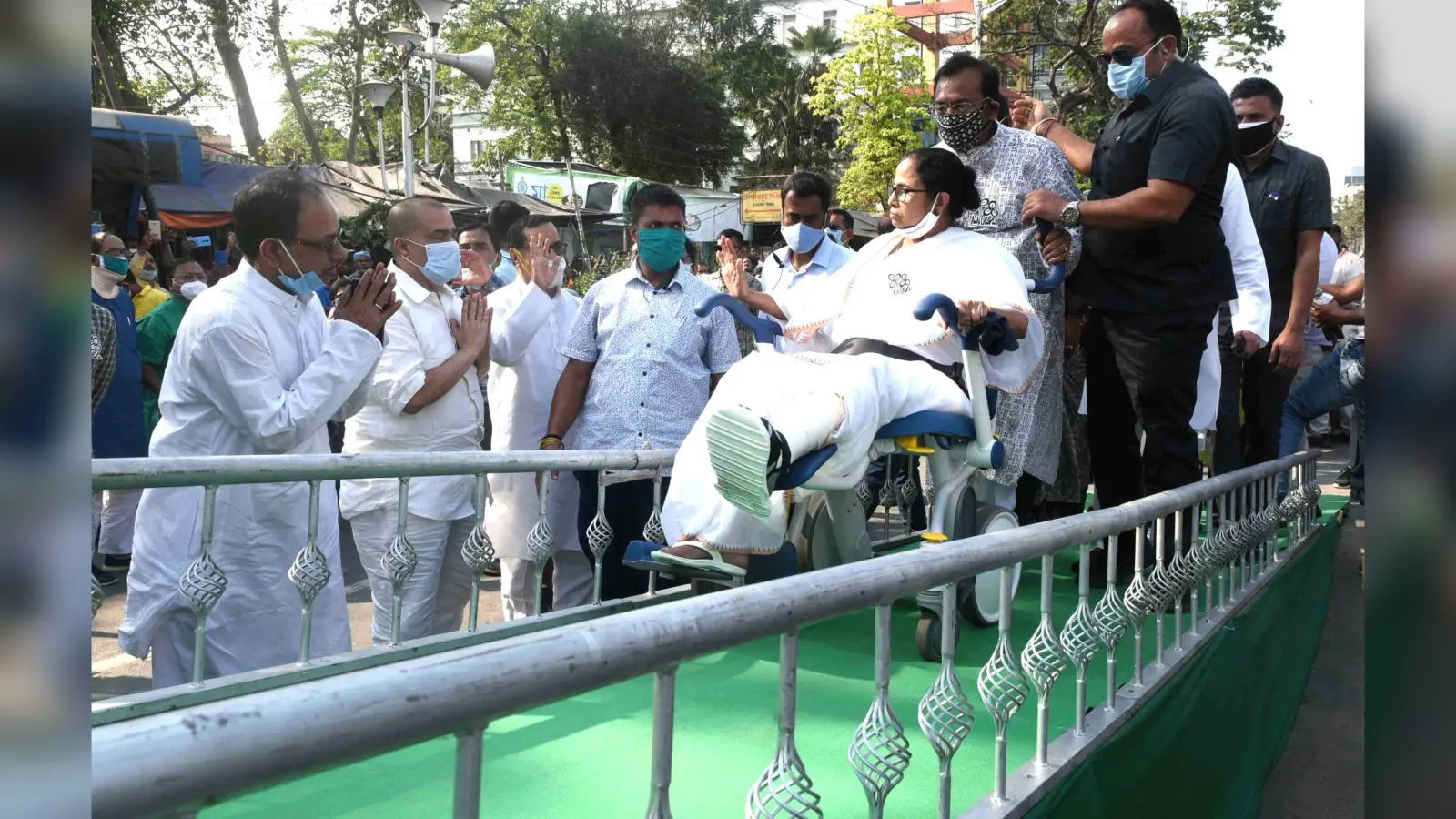 बंगाल में ‘पैर’ पर पॉलिटिक्स : कुछ दिन इंतजार करें, मेरे पांव सही हो जायेंगे फिर मैं देखूंगी…