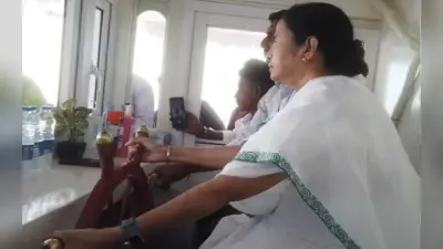 मुख्यमंत्री ने नदी में चलायी नाव,ममता का अलग अंदाज देख सभी चौंके, वहीं नई योजनाओं को लेकर की बड़ी घोषणाएं