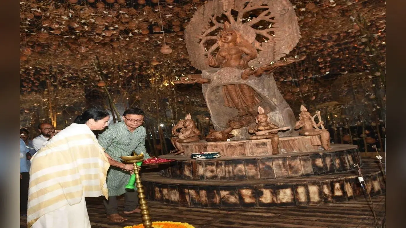बंगाल में शुरू हुआ दुर्गा पूजा महोत्सव, ममता बनर्जी ने 200 से अधिक पंडालों का किया उद्घाटन, उमड़ी भीड़