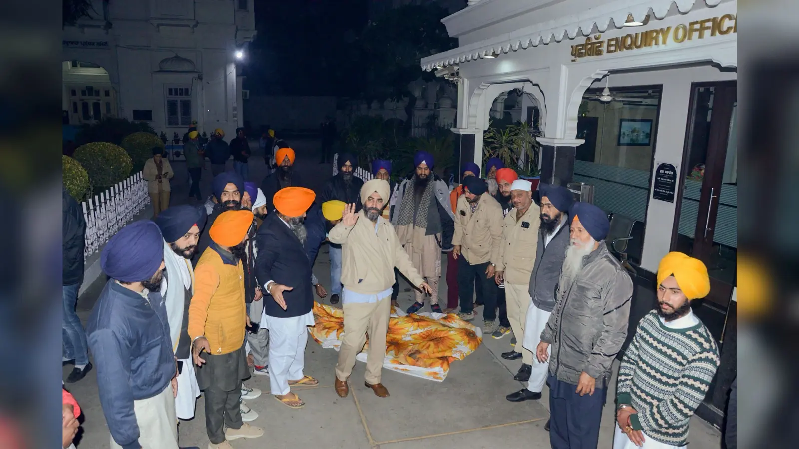 अमृतसर स्वर्ण मंदिर में बेअदबी पर केंद्र सरकार का अलर्ट, भड़क सकता है दंगा