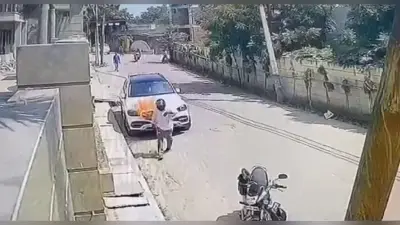 नोएडा में घर के बाहर खड़ी मर्सिडीज को पेट्रोल छिड़कर कर दिया आग के हवाले, पुलिस ने पकड़ा तो सुनाई आपबीती
