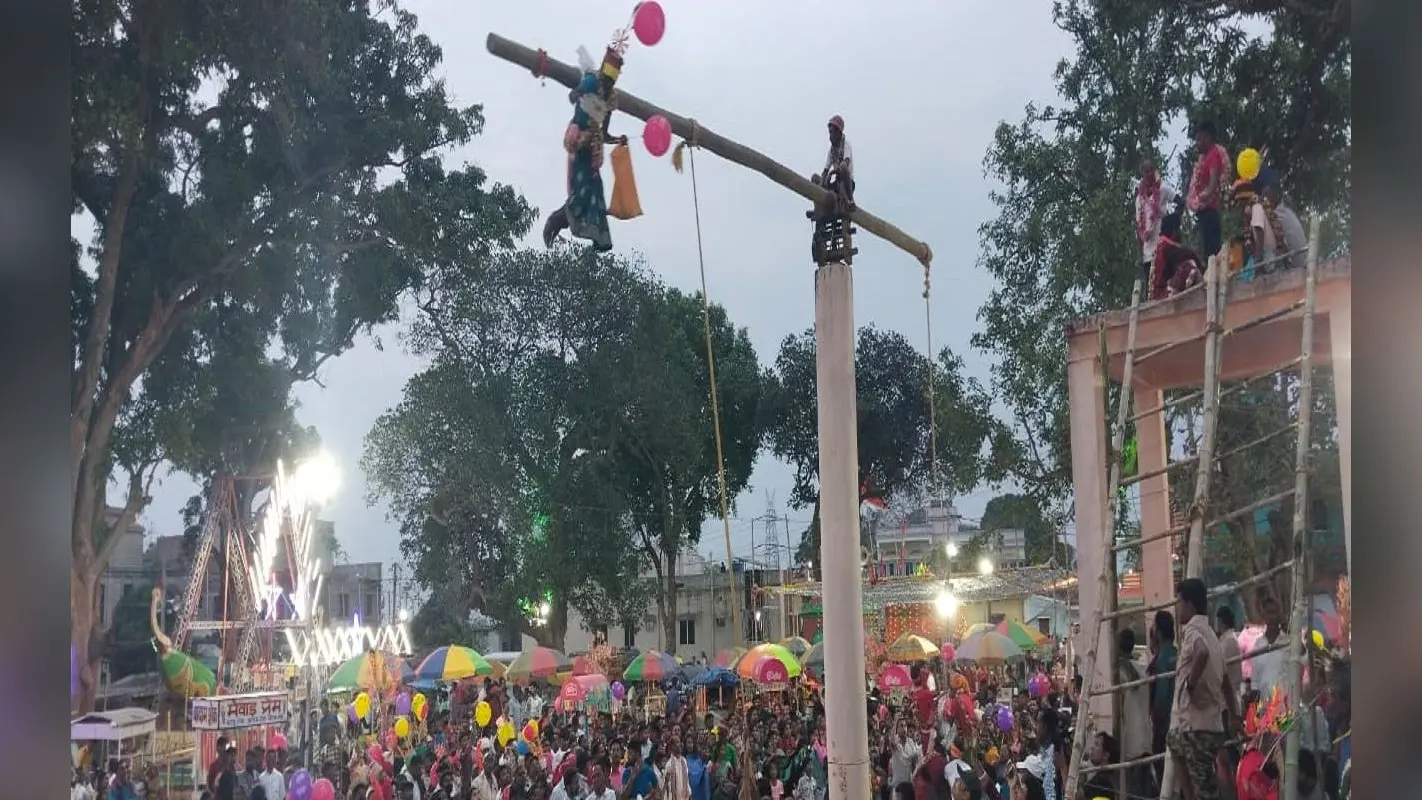 झारखंड: मंडा पूजा में दहकते अंगारों पर नंगे पैर चले शिवभक्त, भोक्ताओं ने बरसाए आस्था के फूल