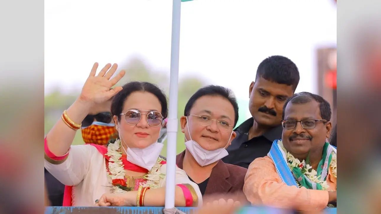 बंगाल चुनाव 2021 में ‘स्टार वार’: जदयू के लिए प्रचार करने पहुंचीं ‘राम तेरी गंगा मैली’ वाली मंदाकिनी, देखें PICS