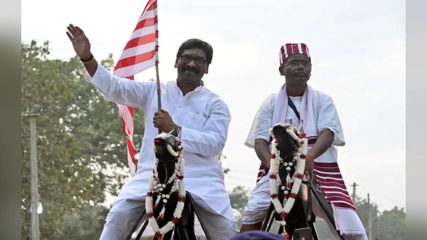 रांची के मुड़मा जतरा में शामिल हुए सीएम हेमंत, बोले- न बेचें हड़िया-दारू, सरकारी योजनाओं का
उठाएं लाभ