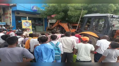 मनेर में प्रशासन का चला अतिक्रमण के खिलाफ बुलडोजर, कई अवैध निर्माण हुए ध्वस्त