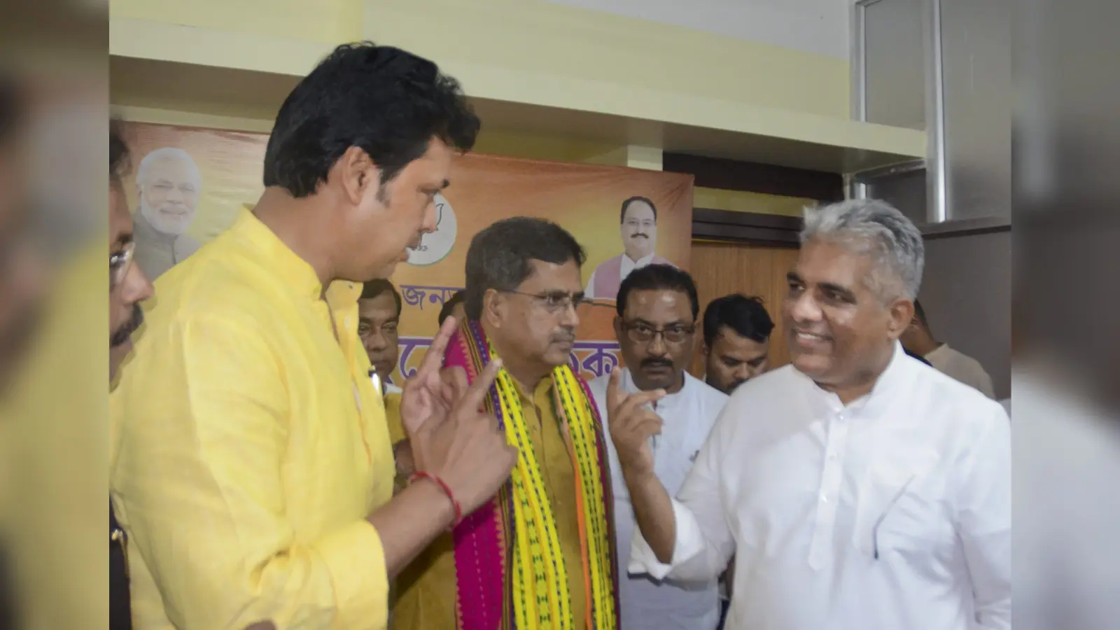 धक्का-मुक्की और ‘कुर्सी टूट बैठक’ के बाद माणिक साहा ने त्रिपुरा के नये मुख्यमंत्री के रूप में ली शपथ