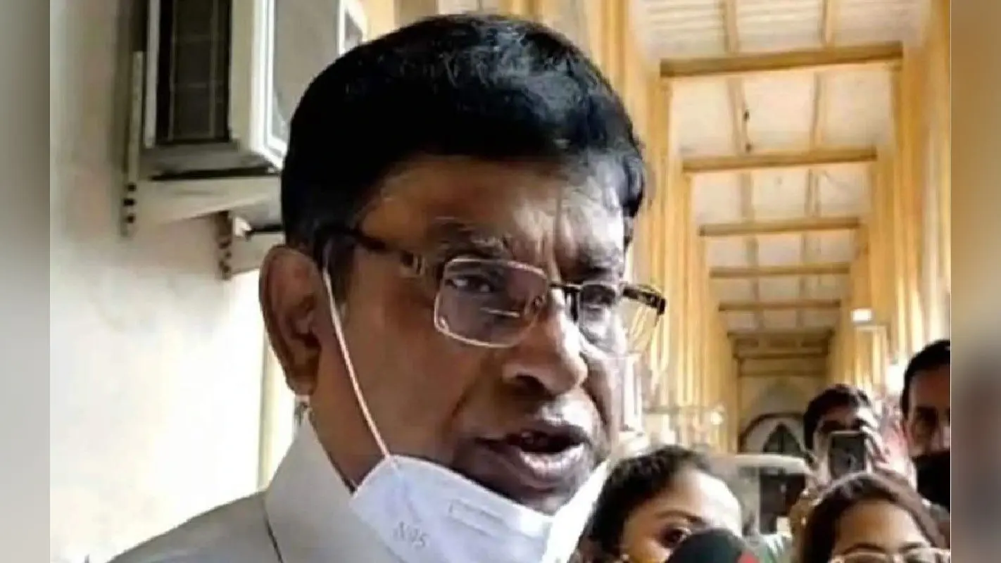 बंगाल में शिक्षक भर्ती घोटाला के आरोपी माणिक भट्टाचार्य को लोगों ने बैंकशाल कोर्ट में दिखाये जूते