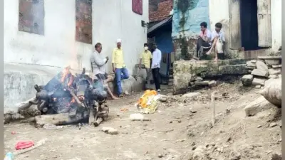 बनारस में गंगा में बाढ़ से मणिकर्णिका व हरिश्चंद्र घाट पर अंतिम संस्कार बंद, श्मशान घाट में तब्दील हुईं गलियां