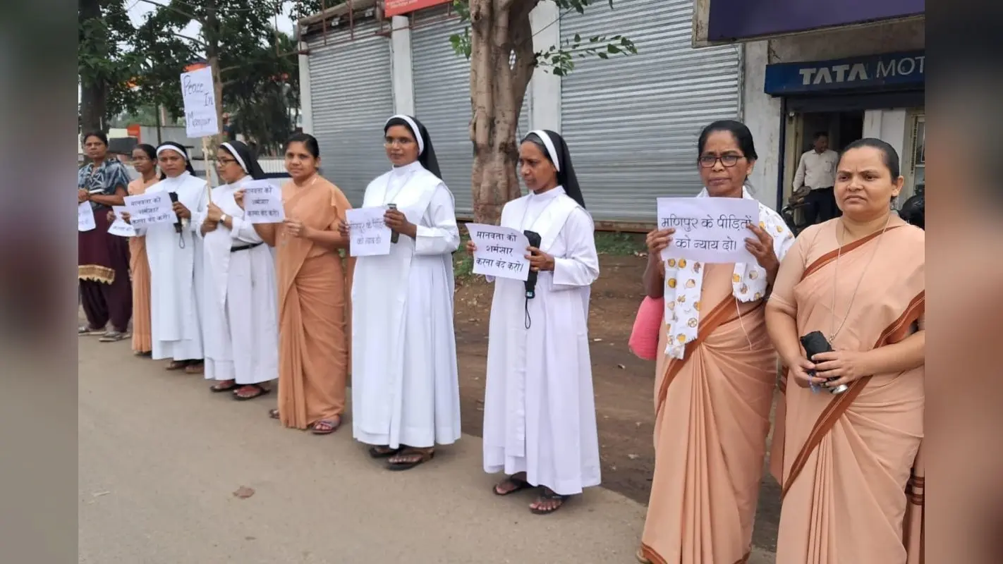 मणिपुर हिंसा के खिलाफ झारखंड में मौन विरोध, चार किलोमीटर लंबी मानव श्रृंखला बनाकर मांगा न्याय
