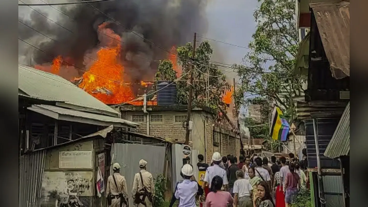 Manipur: भीड़ ने सिक्योरिटी फोर्सेस से की हथियार लूटने की कोशिश, एक की मौत, एक जवान घायल