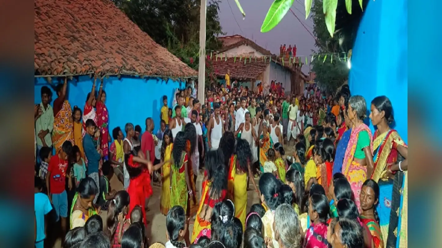 सरायकेला में मनसा पूजा पर निया माड़ा धार्मिक अनुष्ठान का आयोजन, आग के अंगारों पर भक्त चले नंगे पांव