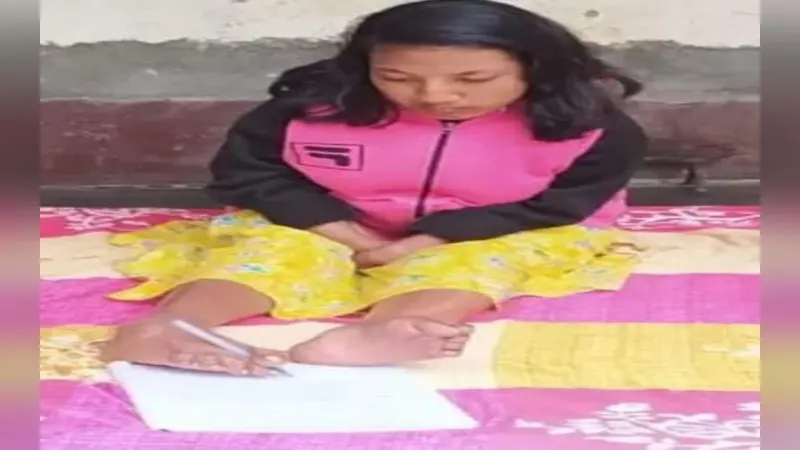 WB News: दिव्यांग्ता के सामने रानीरहाट की मानसी ने नहीं मानी हार, पैरों से लिखकर देंगी माध्यमिक परीक्षा