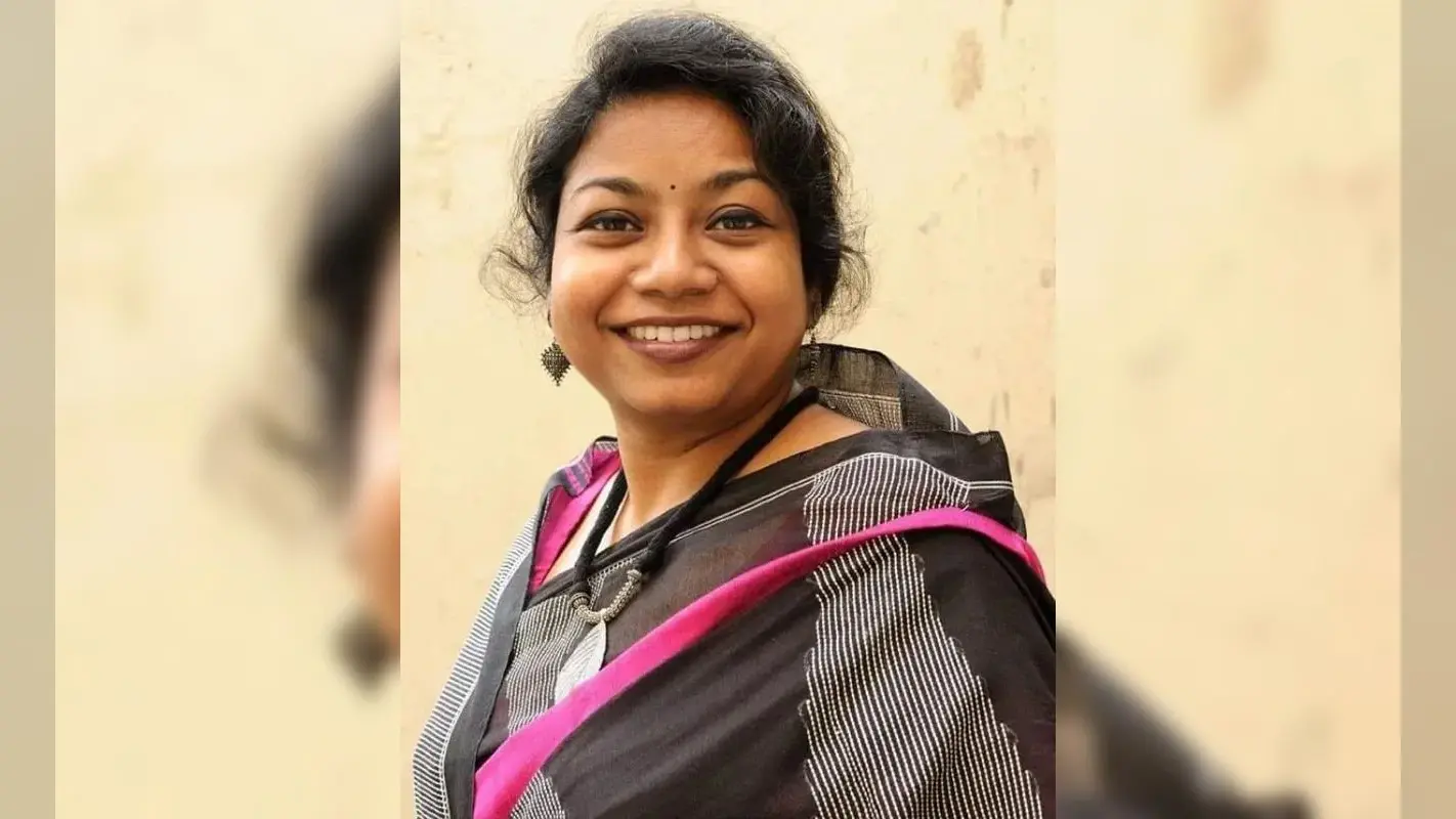 कोरोना की वजह से परीक्षा टालने की सलाह दी, तो आदिवासी महिला प्रोफेसर मरूना मुर्मू को फेसबुक पर कहे जातिवादी अपशब्द