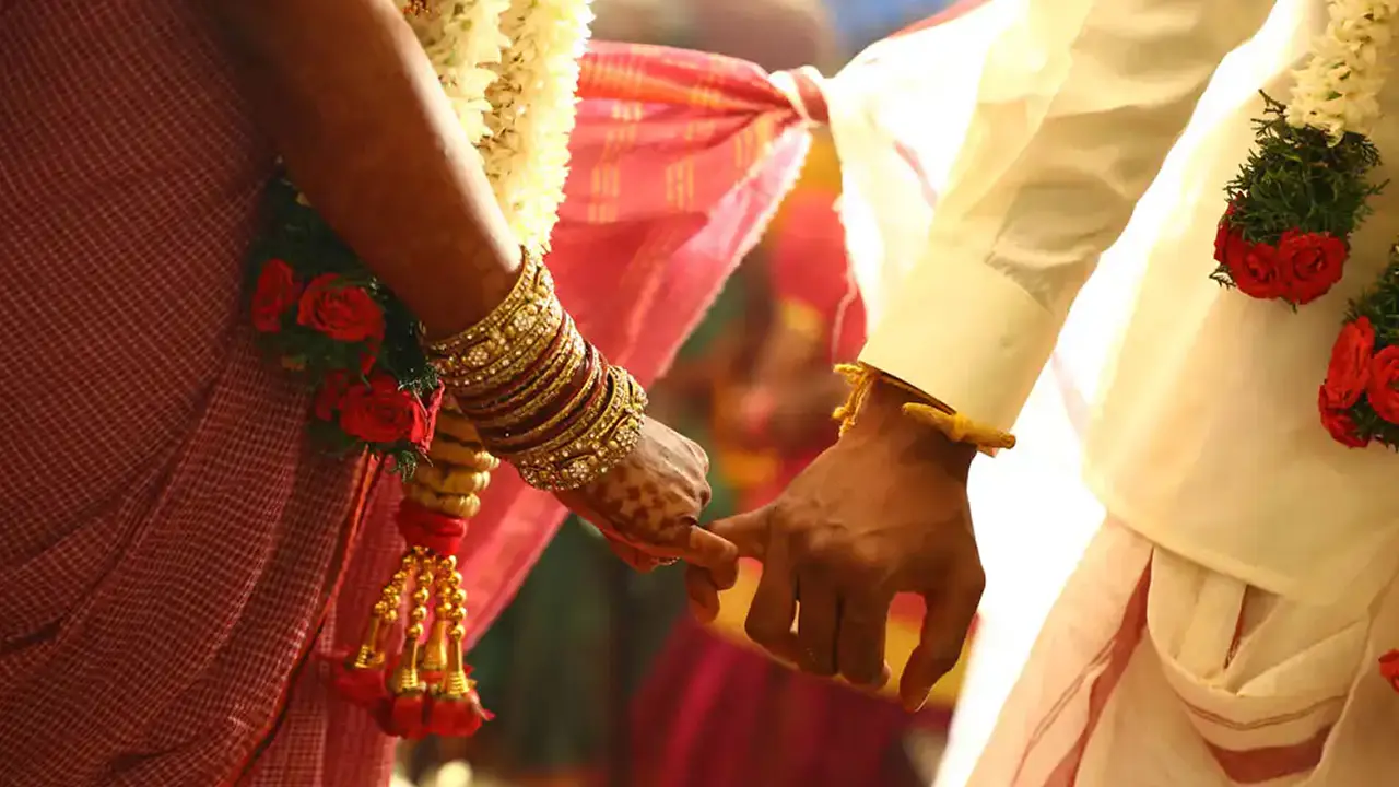 Jharkhand News : इश्क का ऐसा चढ़ा खुमार कि युवक ने अपनी ही मौसी से रचा ली शादी, फिर जब हुआ विरोध तो दोनों ने ऐसे बचायी अपनी जान