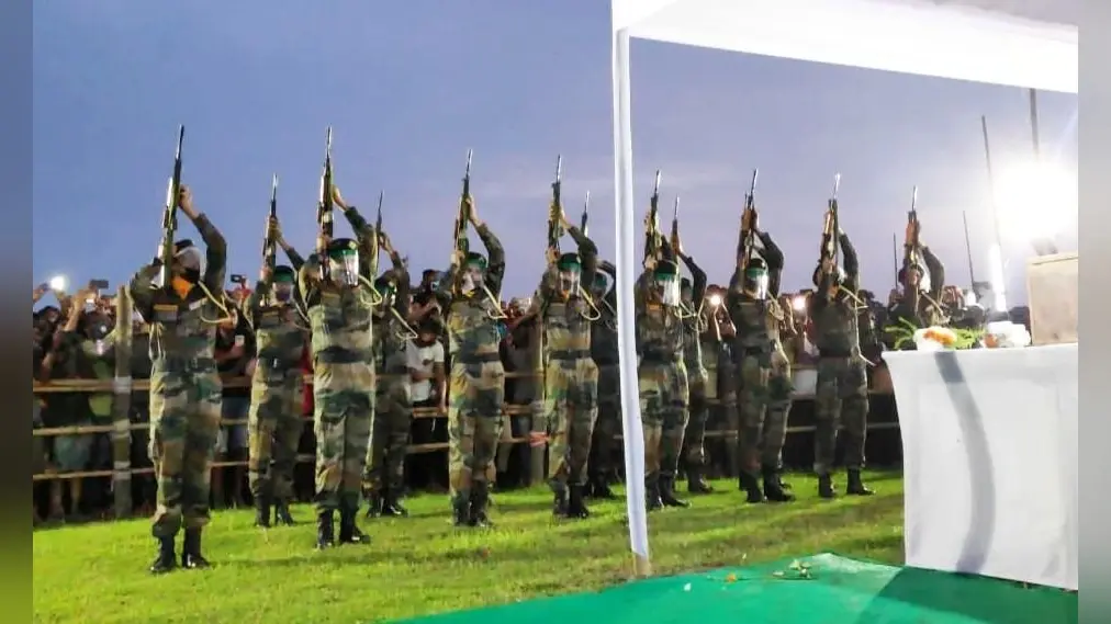 श्रावणी मेला ड्यूटी में आये रांची के पुलिस जवान की हुई मौत, पुलिस लाइन में जवान को दी गयी सलामी