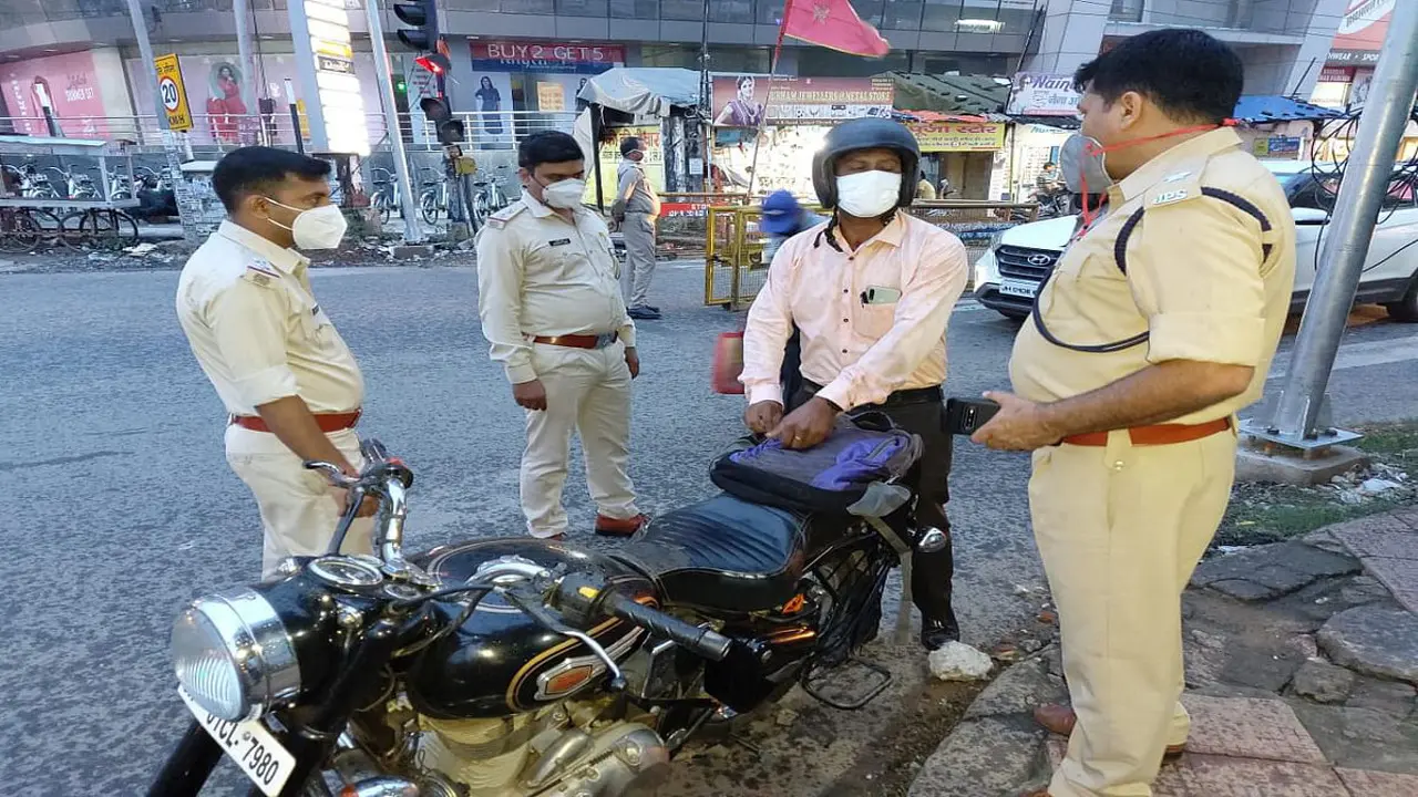 Jharkhand Cornavirus Update : रांची में मास्क नहीं पहनने वालों से वसूले गये इतने रूपये, सिगरेट पीने वालों पर भी गिर रही गाज