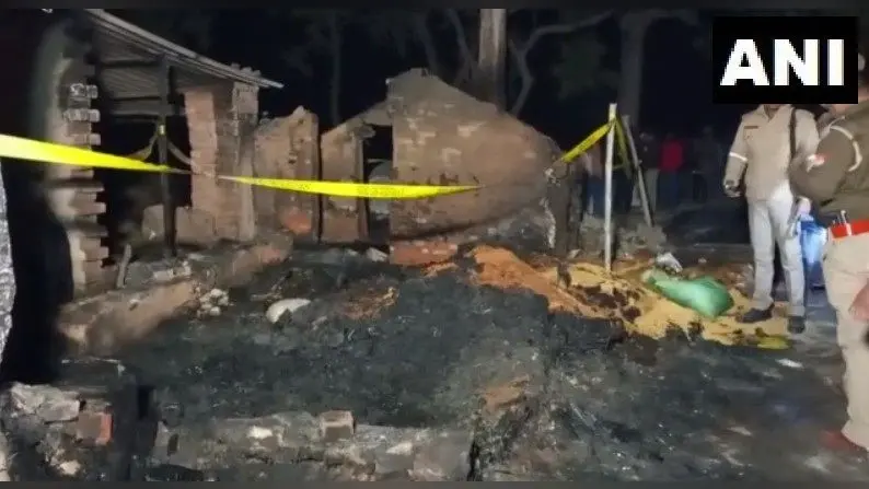Mau Fire News: मऊ में दर्दनाक हादसा, घर में आग लगने से एक ही परिवार के 5 लोगों की जिंदा जलकर मौत