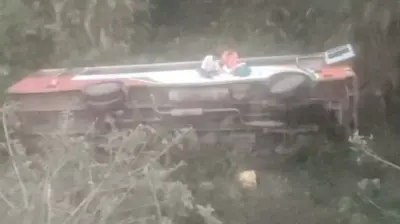 बलरामपुरः खाई में पलटी बस, एक यात्री की मौत, कई घायल, CM योगी ने जताया शोक, मृतकों के परिजनों को मिलेगा मुआवजा