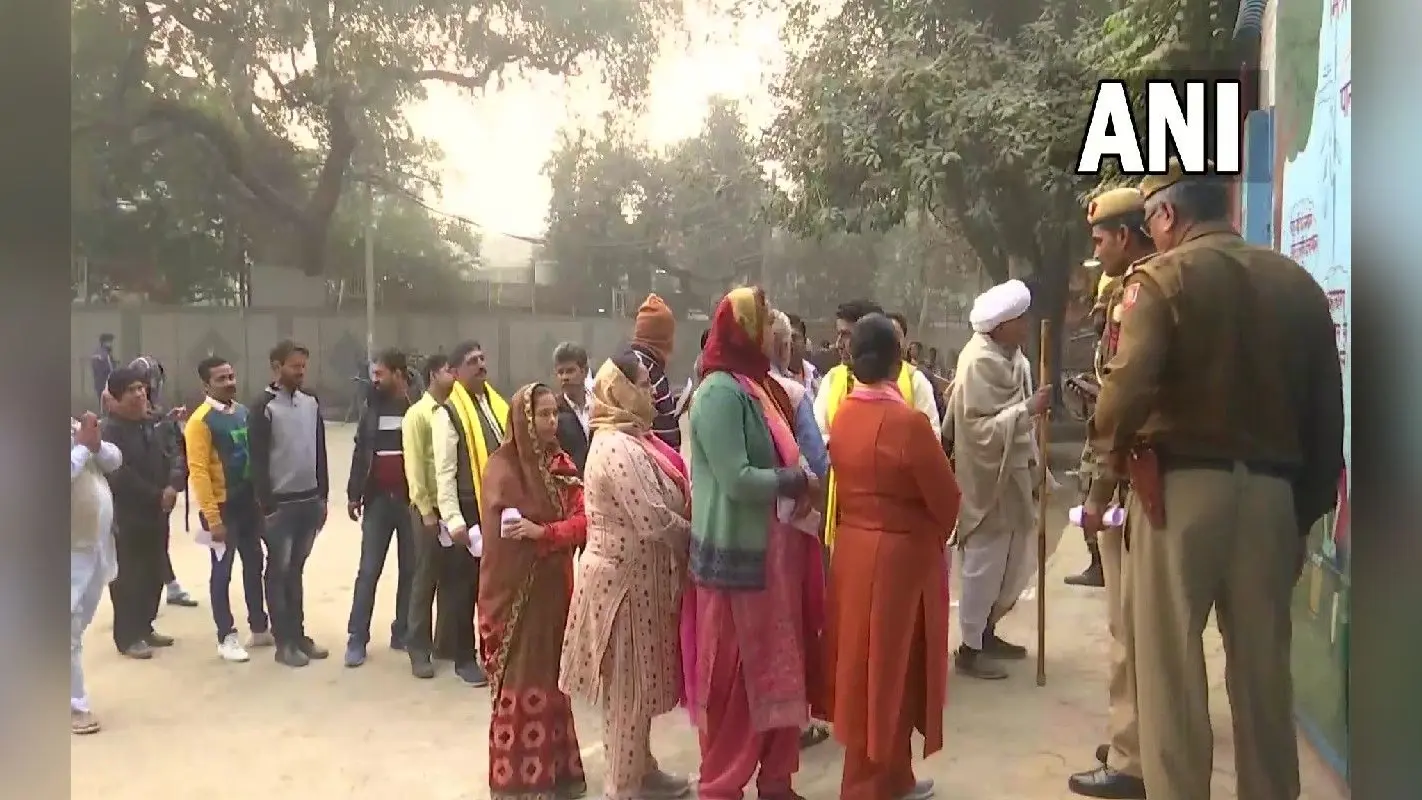 MCD Election के लिए कड़ी सुरक्षा के बीच मतदान जारी, कई दिग्गज नेताओं ने डाले वोट, देखें तस्वीरें