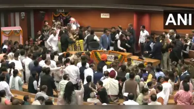 Delhi Mayor Election: फिर भिड़े AAP-BJP पार्षद, सदन में चले बोतल-जमकर हाथापाई,चौथी बार MCD की कार्यवाही स्थगित