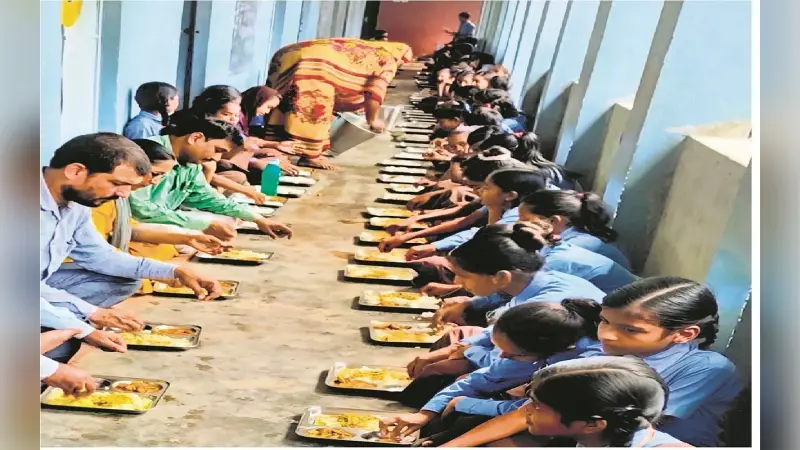Begusarai : एमडीएम का अंडा गुरुजी के गले का बना फंदा, ठंड के कारण अंडे की कीमत में बढ़ोतरी बनी मुसीबत