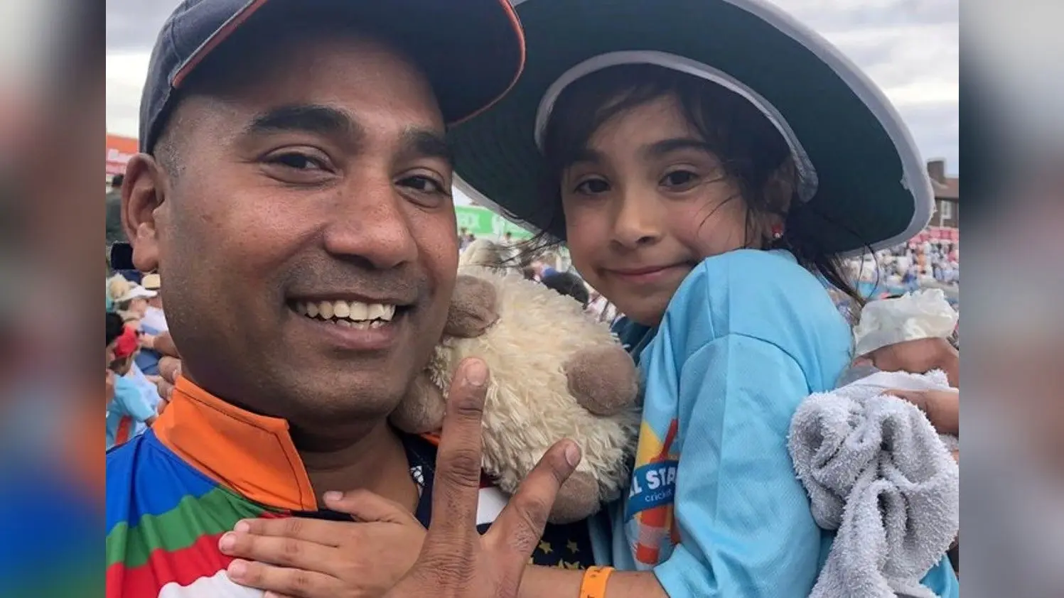रोहित शर्मा ने 6 साल की मीरा साल्वी से मुलाकात कर दी चॉकलेट, छक्के से बच्ची को लगी थी चोट, PHOTOS VIRAL
