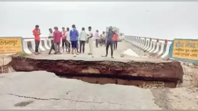 मेरठः हस्तिनापुर में भीमकुंड गंगा पुल की एप्रोच रोड पानी में बही, वाहनों का आवागमन बंद