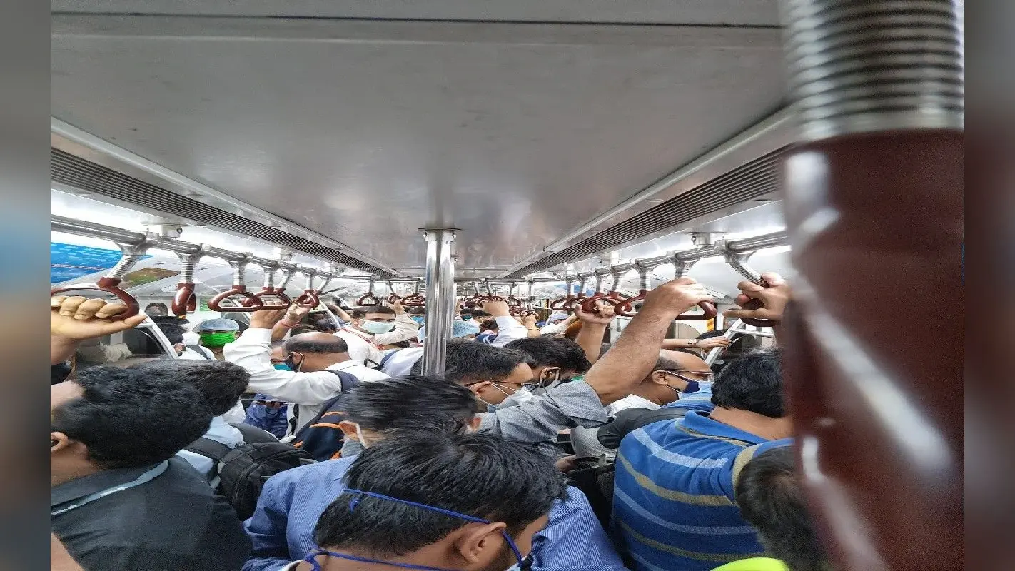 West Bengal: कोलकाता मेट्रो में यात्रियों की भीड़ के आगे मेट्रो की एसी नाकाफी साबित हुई